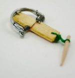 Costilla de hierro y madera. Medidas: 2,5x3cm.