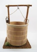Pozo con arco de madera y cuba. Medidas: 12x12x17cm.