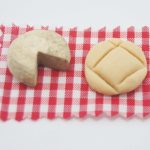 Mantel a cuadros con queso y pan. Medidas: 6x3,5cm.