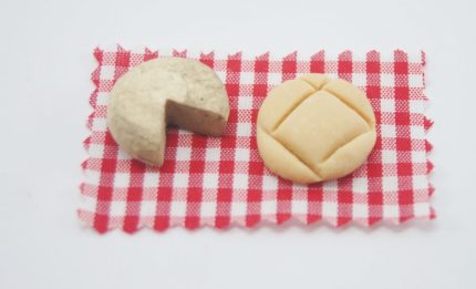 Mantel a cuadros con queso y pan. Medidas: 6x3,5cm.