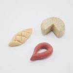 Bolsa de queso, pan y chorizo. Medidas: 1,5 cm a 3 cm.