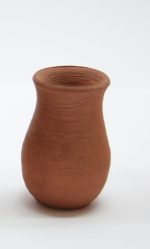 Tinaja pequeña con base ovalada. Medidas: 4cm.