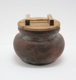 Tinaja mediana efecto enterrada envejecida y con tapa. Medidas: 4,5cm x 6,5cm de diámetro.