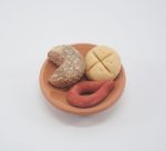 Plato cerámica con pan, queso y chorizo. Medidas: 3,5 cm.