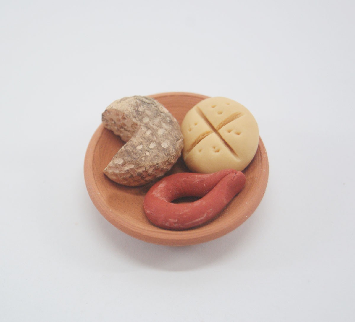Plato cerámica con pan, queso y chorizo. Medidas: 3,5 cm. Plato cerámica con pan, queso y chorizo. Medidas: 3,5 cm.