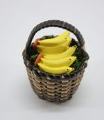 Cesta con plátanos. (Plátanos resina) Medidas: 3x4cm.