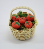 Cesta con tomates. Medidas: 5x4cm.