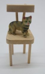 Silla con gato. Medidas: 5x3x3cm.