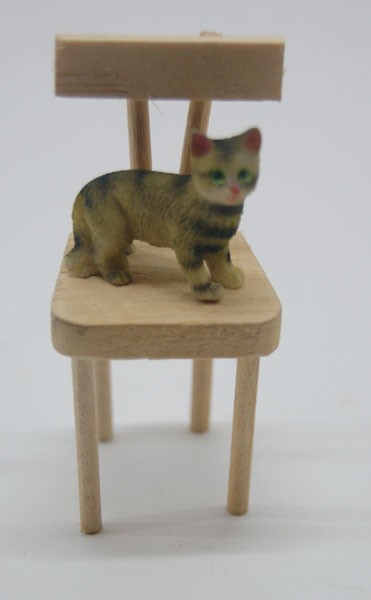 Silla con gato. Medidas: 5x3x3cm. Silla con gato. Medidas: 5x3x3cm.