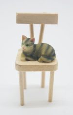 Silla con gato. Medidas: 5x3x3cm.