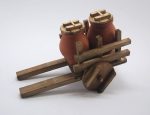 Carro de madera mediano con tinajas. Medidas: 15x8x8,5cm.