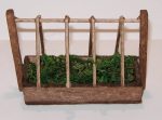 Comedero de madera. Medidas: 8x4x8cm.