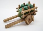 Carro de madera con melones. Medidas: 15x8x8,5cm.