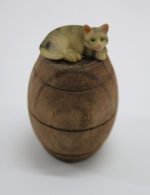 Tonel grande de madera con gato. Medidas: 7cm.