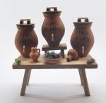Mesa tres tinajas de vino. Medidas: 15x7x7cm