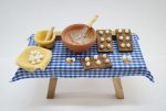 Mesa hueveria con cuenco. Medidas: 15x7x7cm.