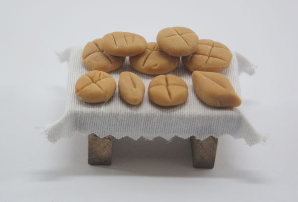 Mesa mini de panes. Medidas: 5x3x2cm. Mesa mini de panes. Medidas: 5x3x2cm.
