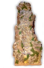 Rio de corcho con bomba de agua. 125cm. Medidas: 20x125x25cm. Cauce ancho 10cm.