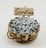 Cesta con sardinas y letrero. Medidas: 3,5cm.