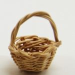 Cesta pequeña de mimbre con asa. Medidas: 2.5x3.5cm.