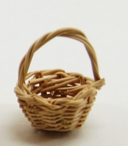 Cesta pequeña de mimbre con asa. Medidas: 2.5x3.5cm.