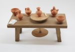 Mesa pequeña alfarero con torno. Medidas: 12x5x5cm.