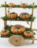 Carro puesto pequeño venta de calabazas. Medidas: 16,5x9x14,5cm. Fig 10-12cm.