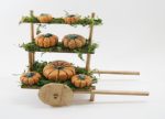 Carro puesto pequeño venta de calabazas. Medidas: 16,5x9x14,5cm. Fig 10-12cm.