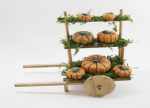 Carro puesto pequeño venta de calabazas. Medidas: 16,5x9x14,5cm. Fig 10-12cm.