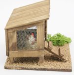 Gallinero de madera con ventanal y rampa. Medidas: 10x9x8cm altura.