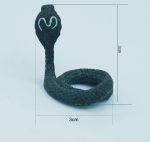 Serpiente cobra negra. Medidas: 3x3cm.