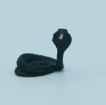 Serpiente cobra negra. Medidas: 3x3cm.