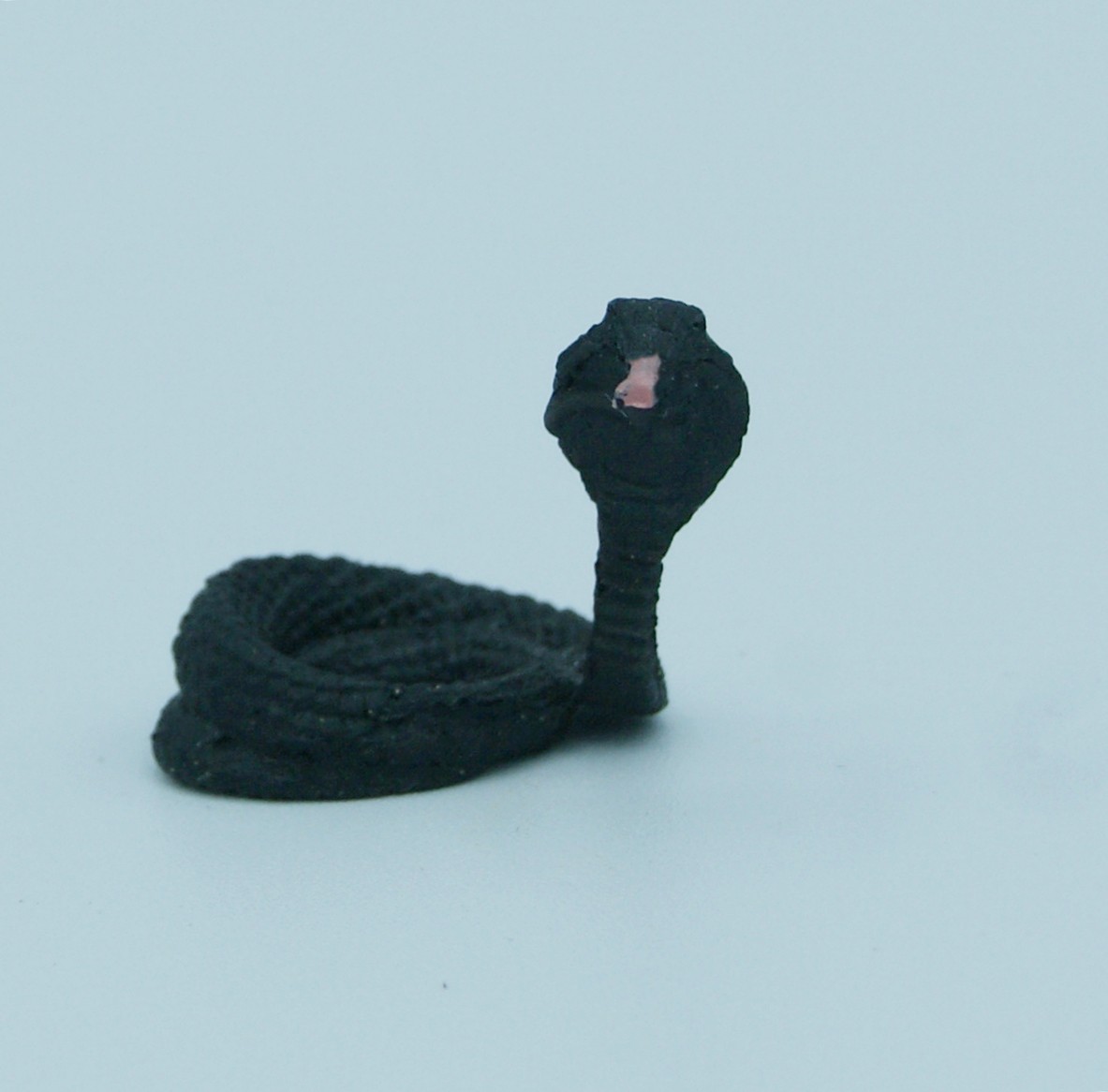 Serpiente cobra negra. Medidas: 3x3cm. Serpiente cobra negra. Medidas: 3x3cm.